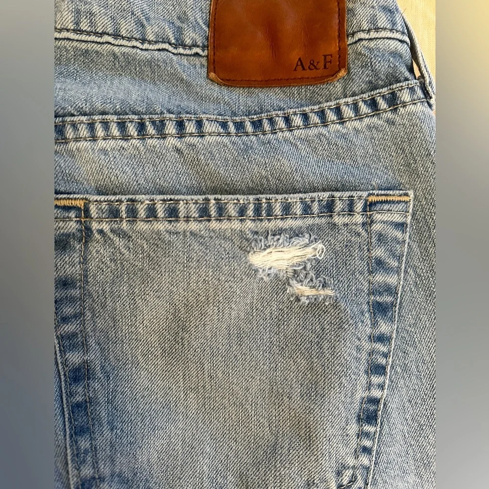 Sz 31 x 32 Abercrombie & Fitch Kennan Straight Leg Jeans medium wash distressed